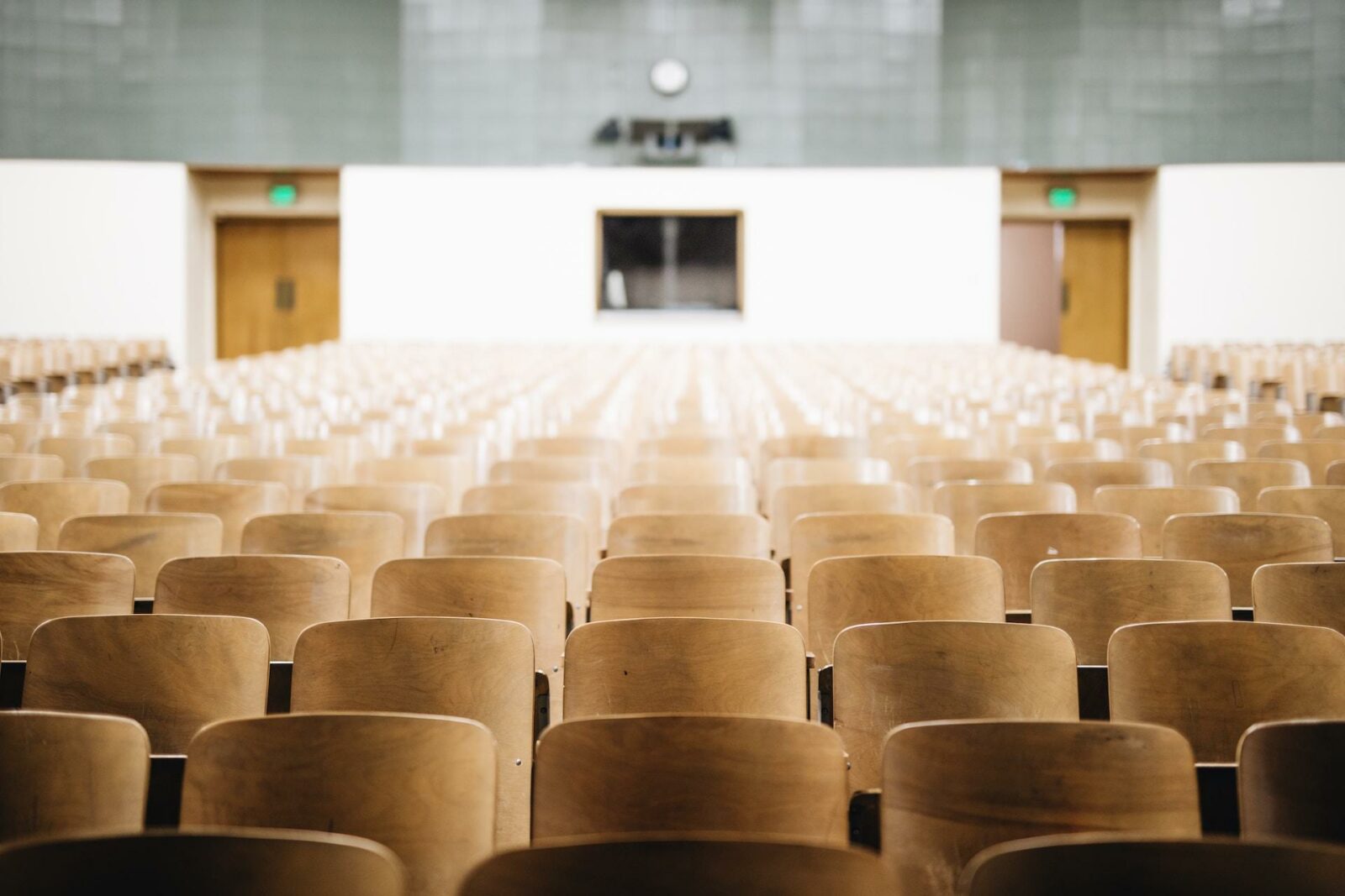 US College Enrollment Slips Slowly while Job Market Thrives