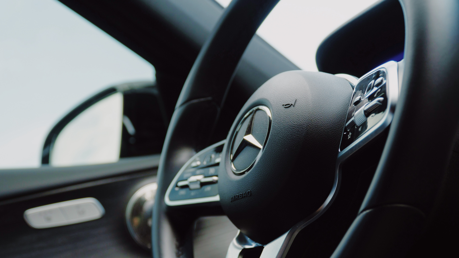 Mercedes-Benz Profits Drop More than 50% in Third Quarter