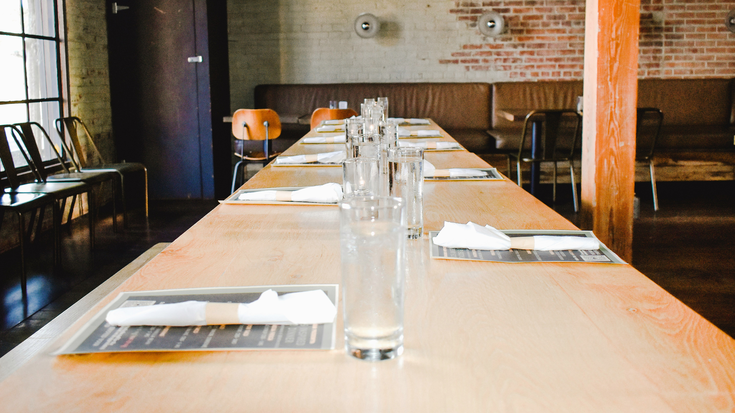 Photo of an empty restaurant