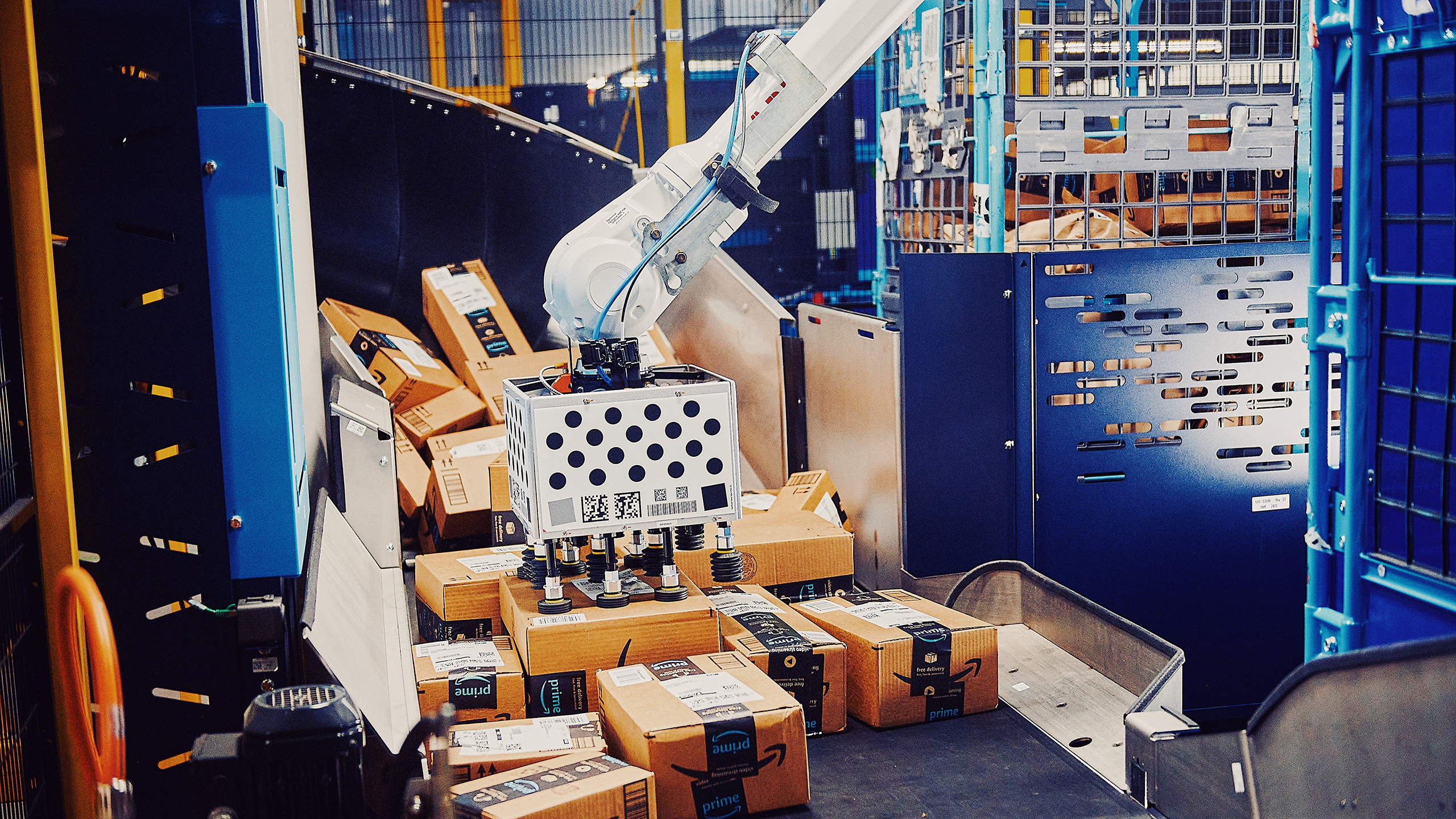 Photo of a robot in an Amazon fulfillment center