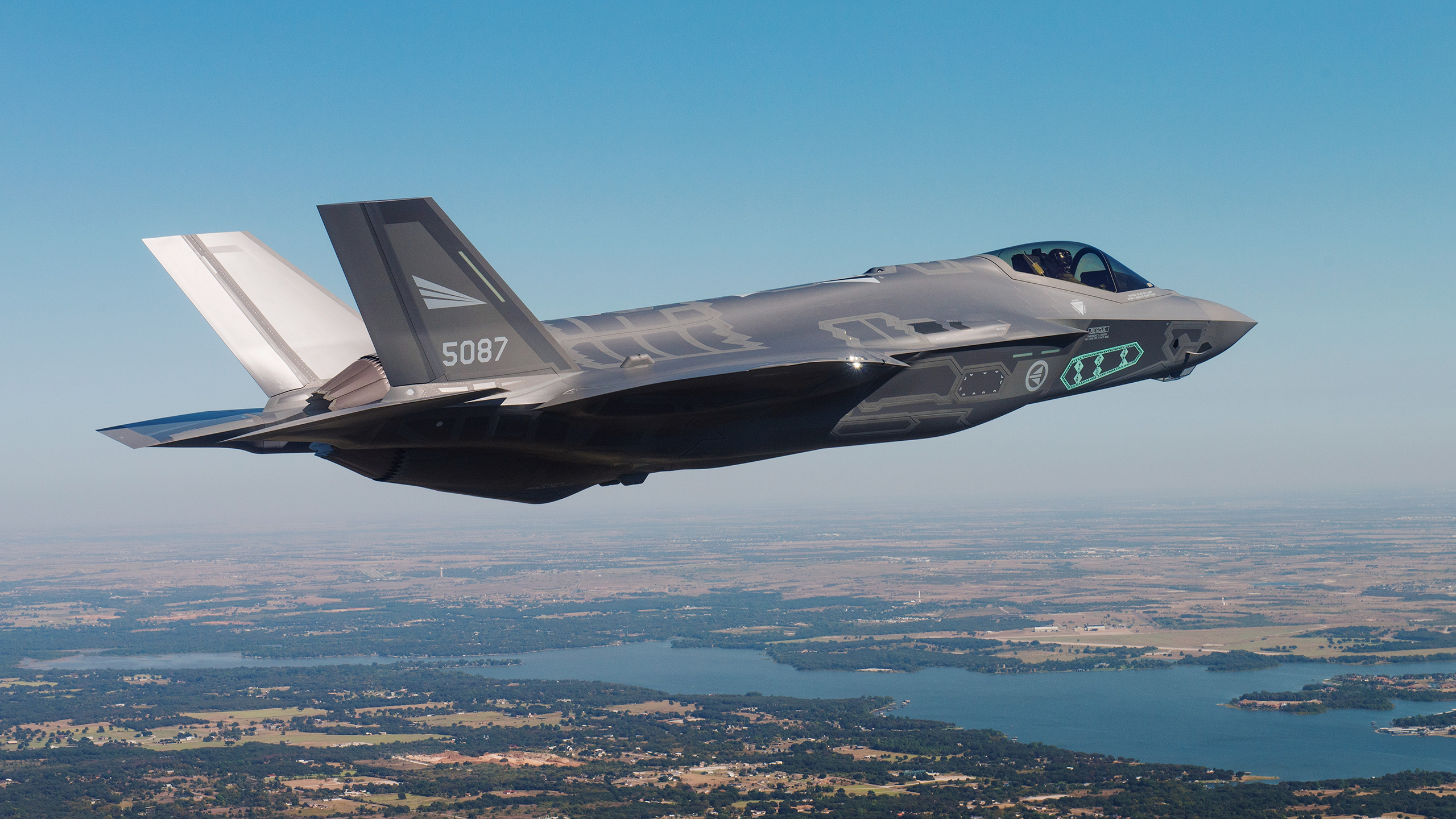 Photo of the US Air Force testing Norway's first F-35 (AM-1 - 5087) from Lockheed Martin's factory in Fort Worth, Texas
