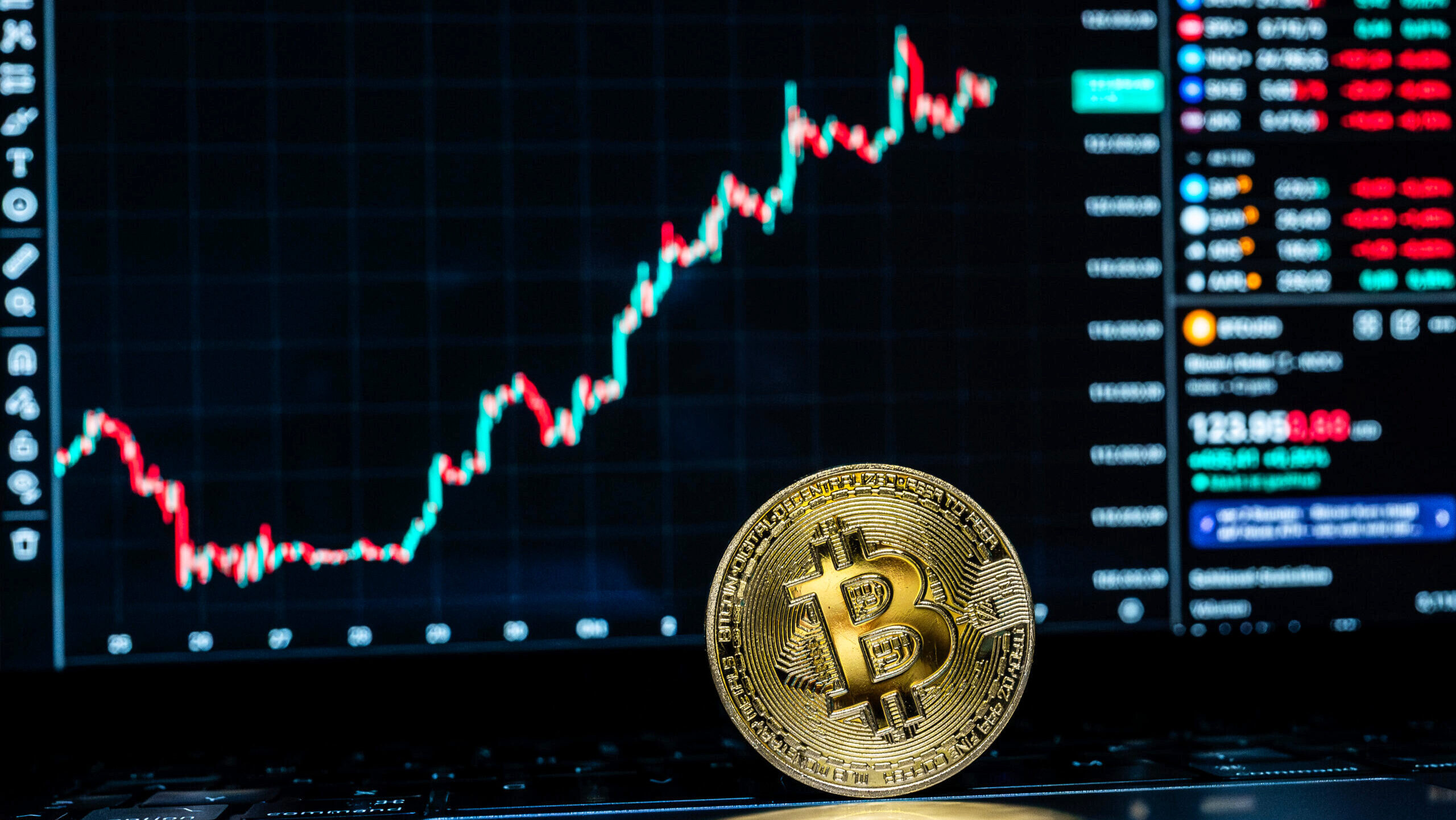 Image of a symbolic bitcoin in front of a chart.