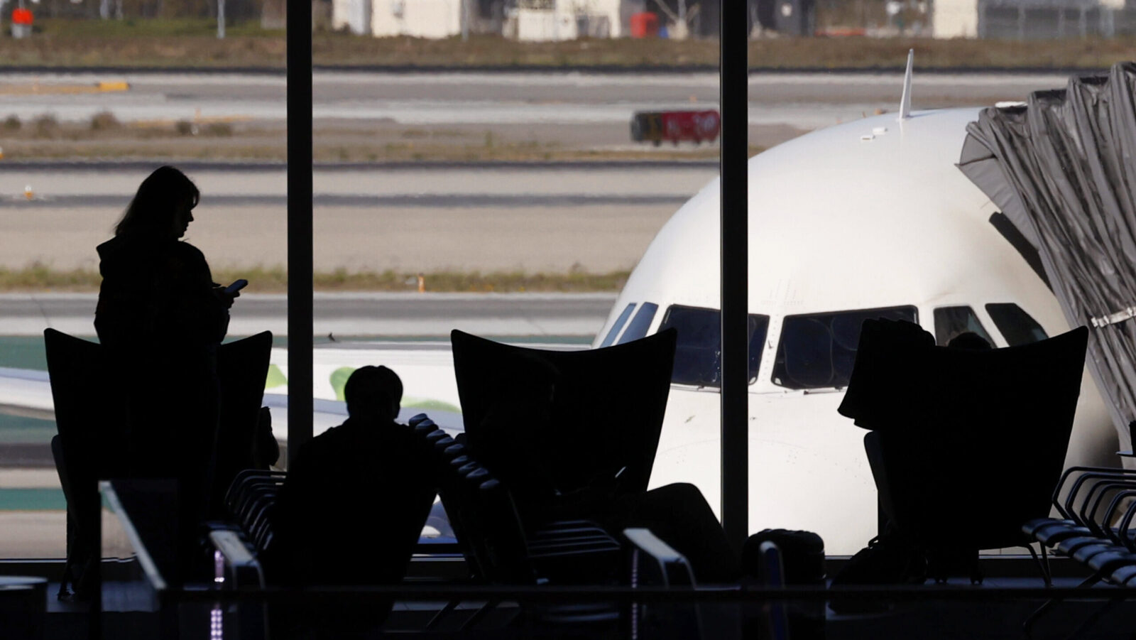 Government Shutdown Disrupts Flight Schedules, Clouds Holiday Travel Plans