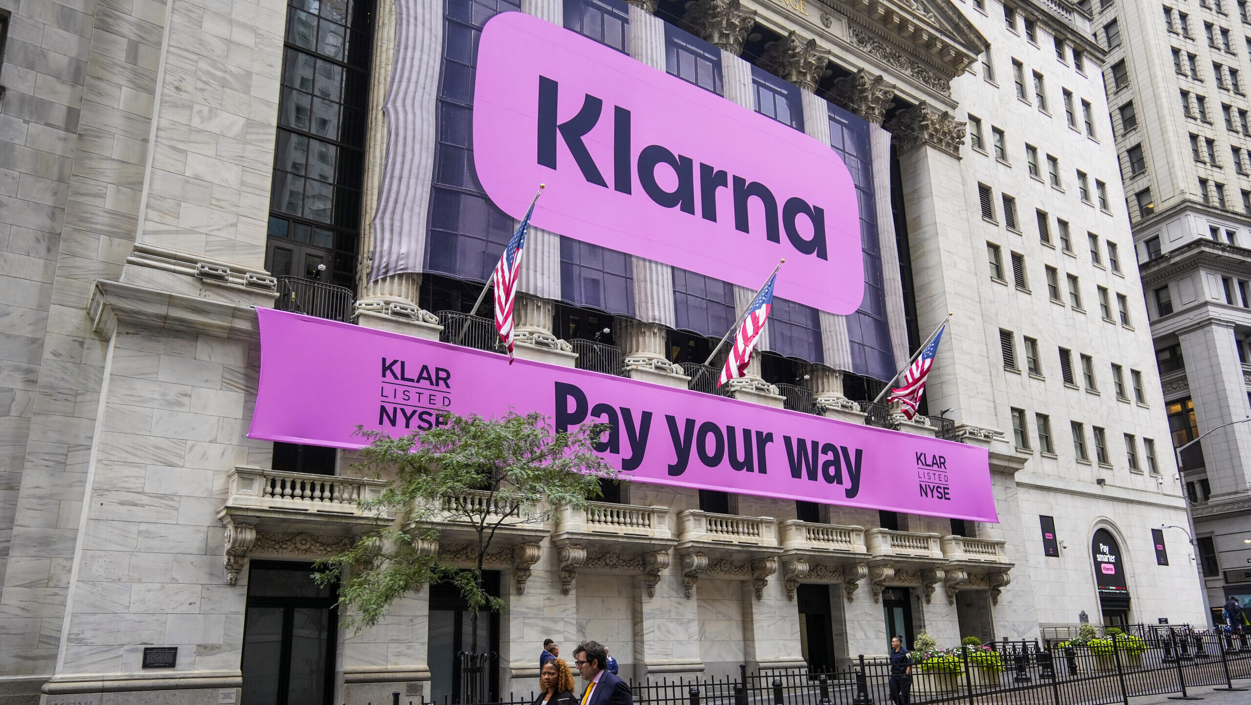 Photo of a Klarna banner outside the New York Stock Exchange.