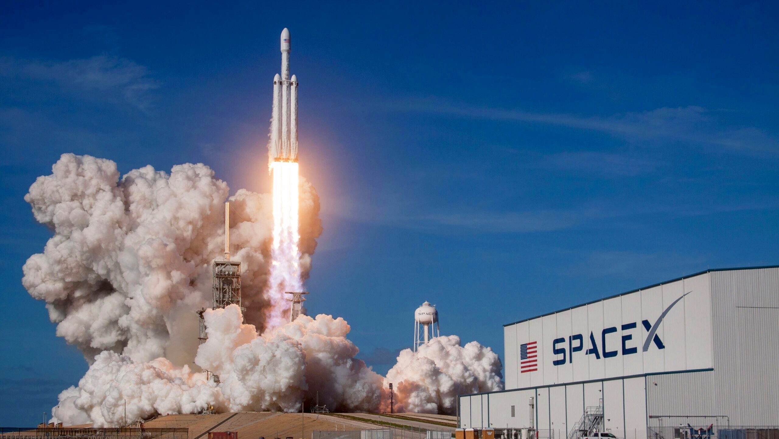 Photo of the launch of a SpaceX ship.