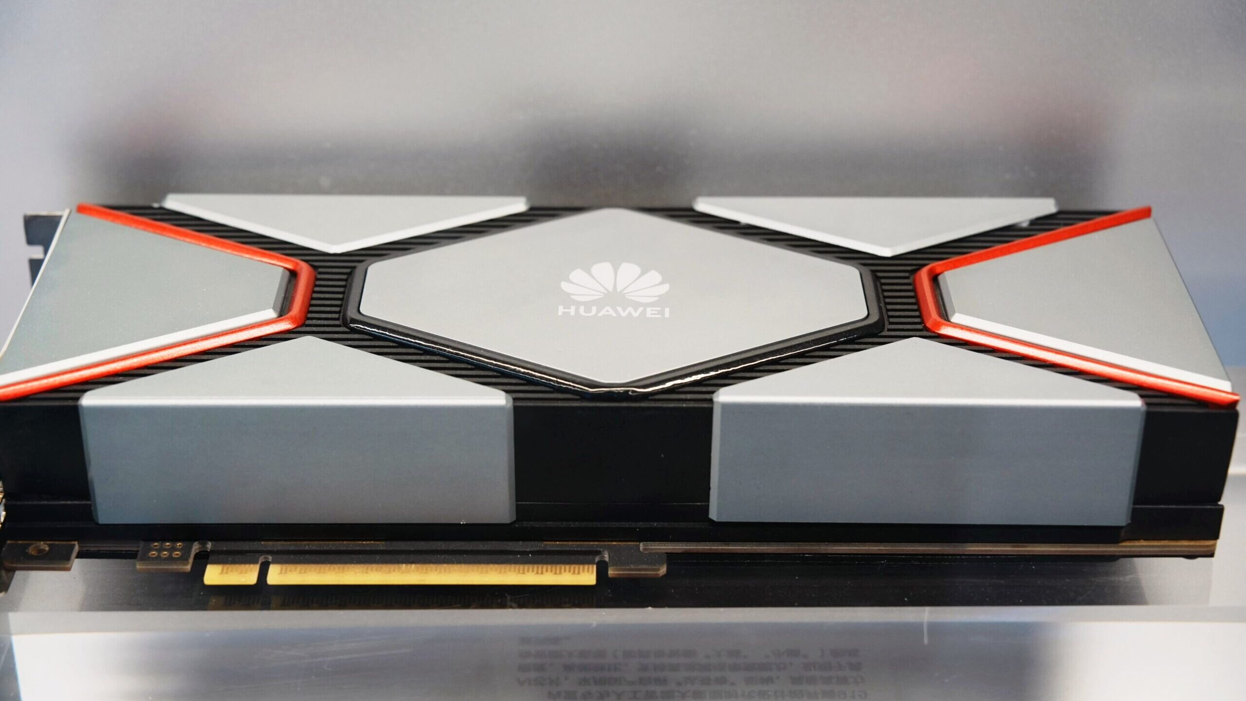 Photo of the Huawei's Ascend 910 AI training chip.
