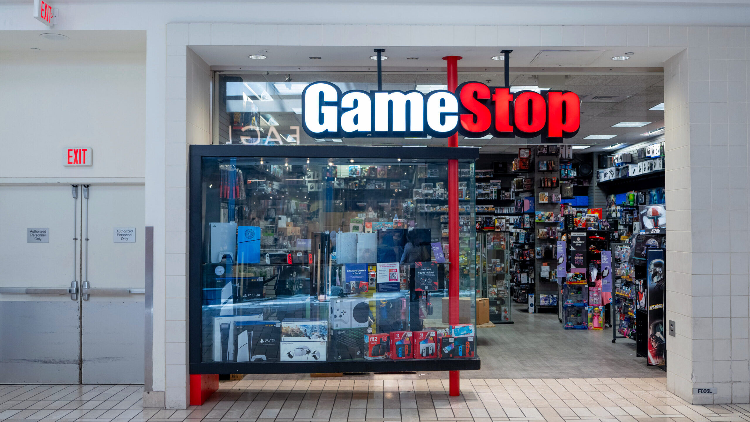 Photo of a Gamestop storefront.