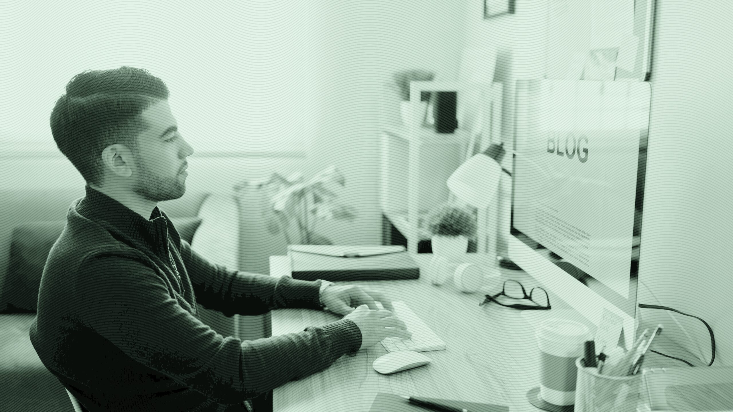 a man blogging.