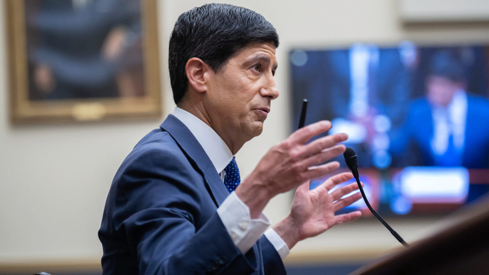 Fed’s Warsh Promises Congress a Hard Line on Inflation Amid Looming Risks