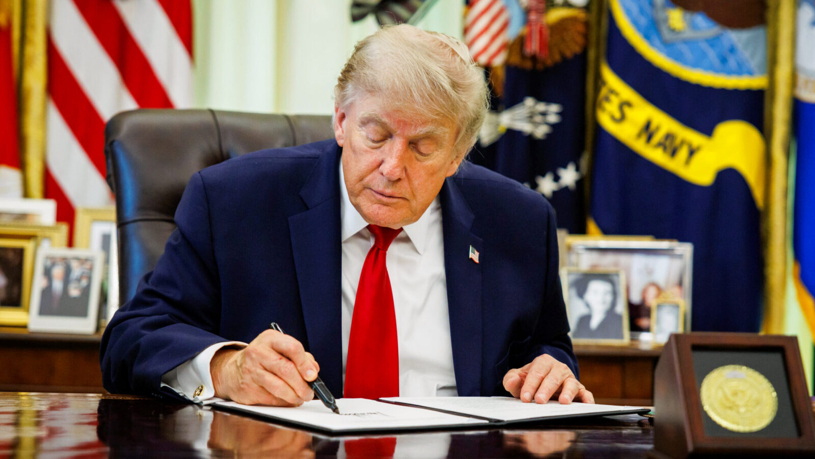Trump’s 100% Tariffs on Generic Meds Threaten Headaches at Drugstore Checkouts