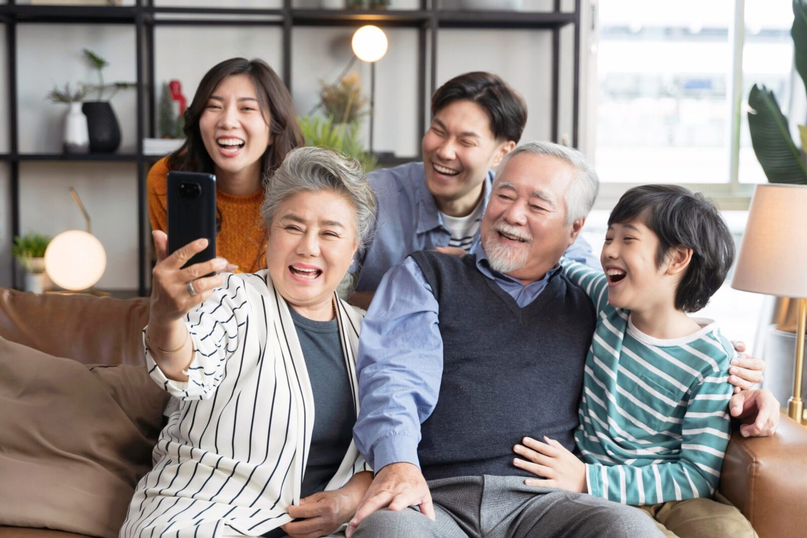 Advisors Can Be Heroes for the Sandwich Generation 