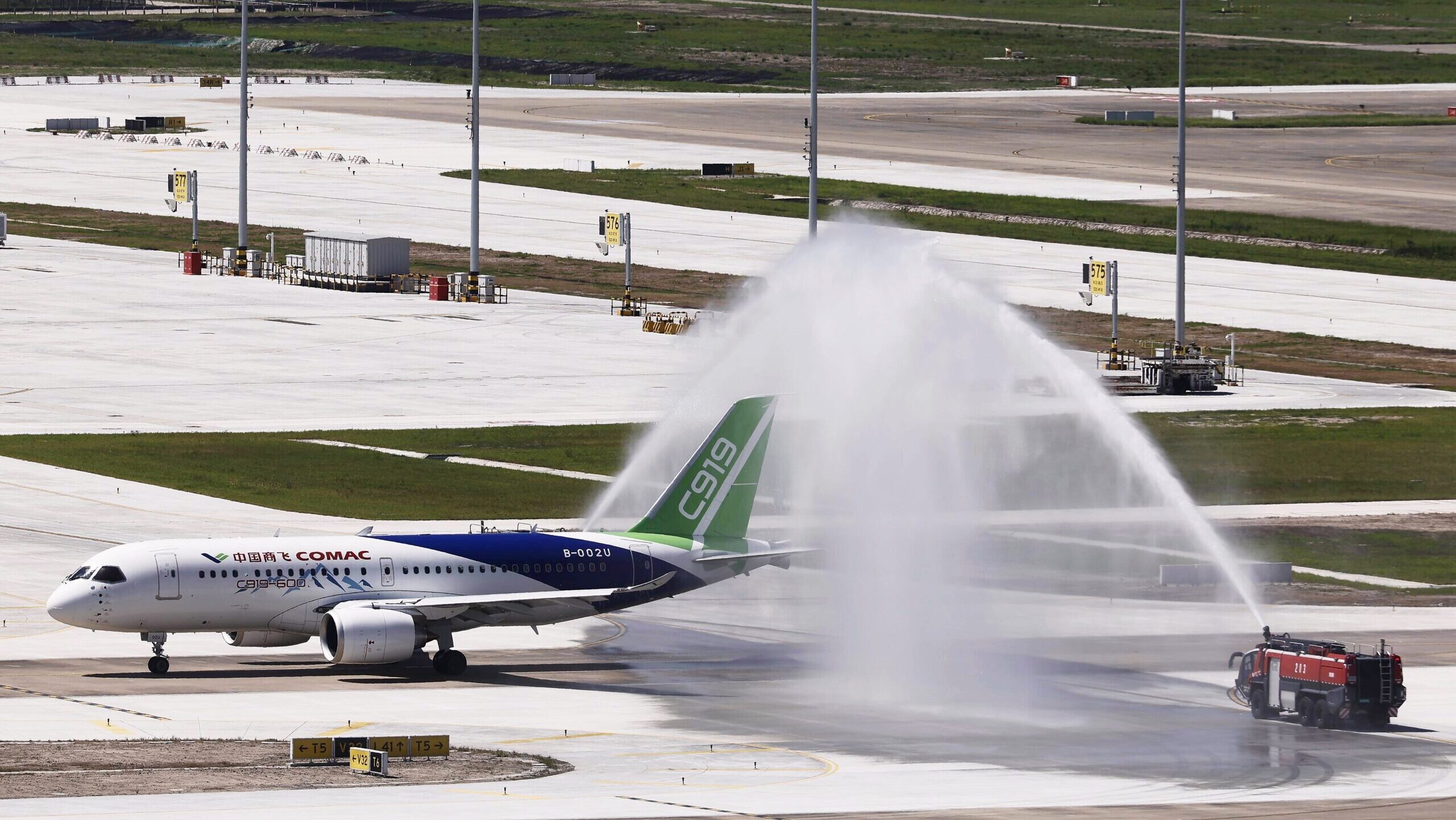 China s first C919 high-altitude aircraft receives water salute after completing its maiden flight.